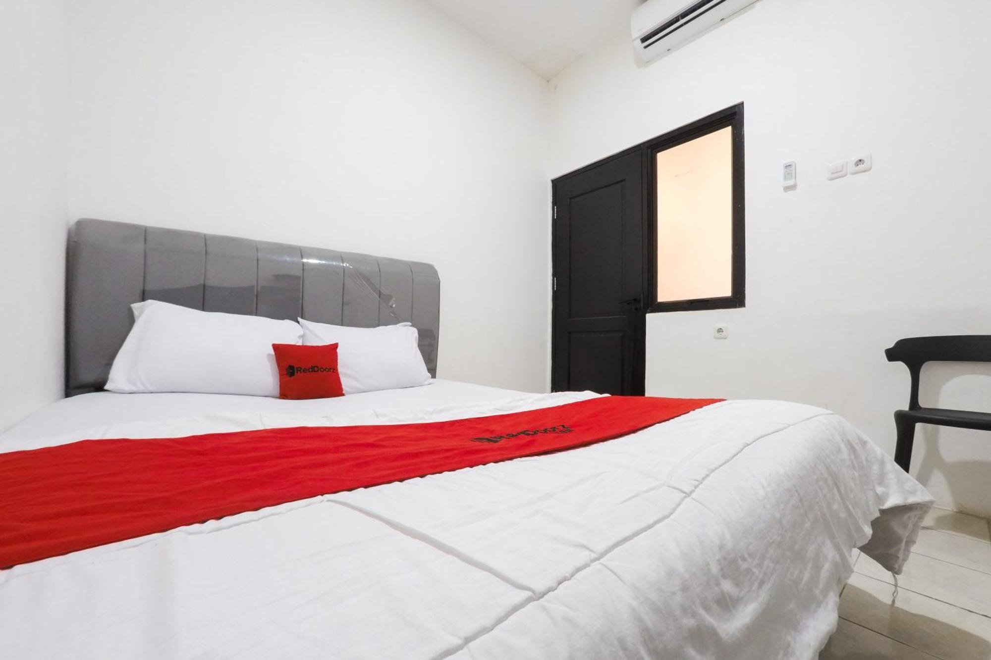 Reddoorz At Flamboyan Harapan Indah Hotel Bekasi Bagian luar foto
