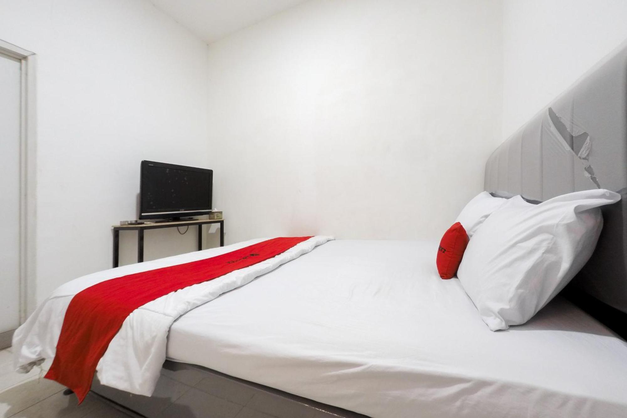 Reddoorz At Flamboyan Harapan Indah Hotel Bekasi Bagian luar foto