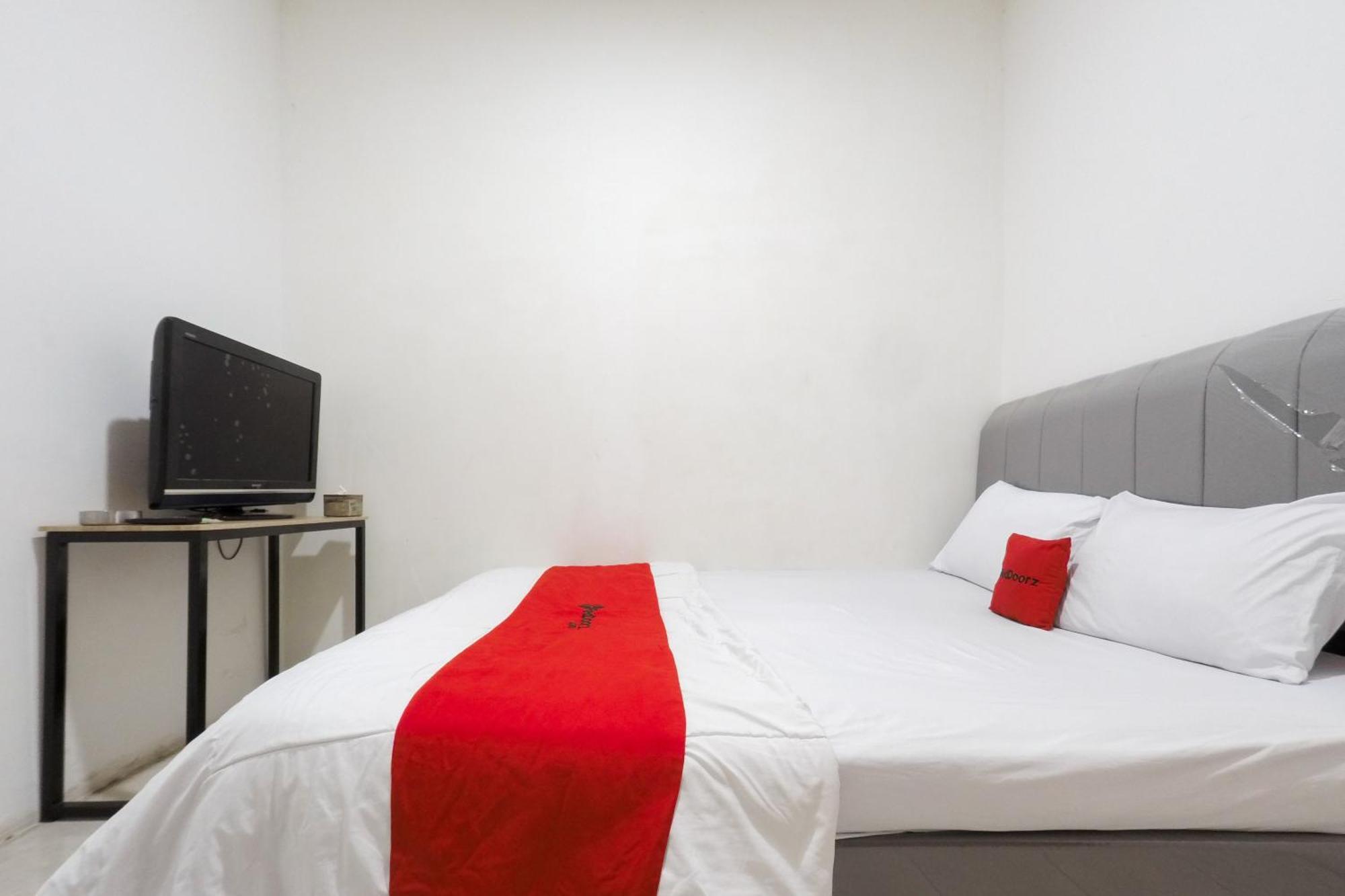Reddoorz At Flamboyan Harapan Indah Hotel Bekasi Bagian luar foto