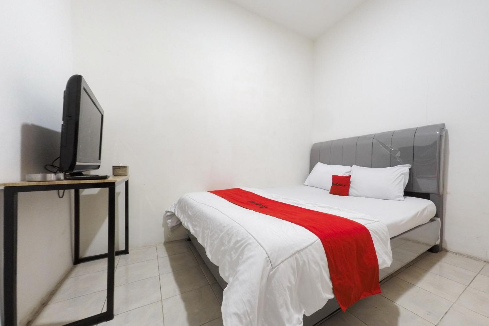 Reddoorz At Flamboyan Harapan Indah Hotel Bekasi Bagian luar foto